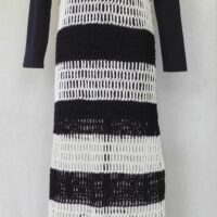 Robe-filet noir et écru fabriquée par Audrey Vary.