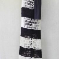 Robe-filet noir et écru vue de côté fabriquée par Audrey Vary.