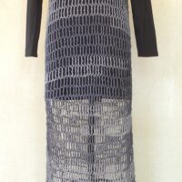 Robe-filet bleu et gris acier fabriquée par Audrey Vary.