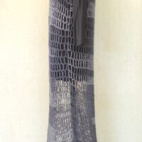 Robe-filet bleu et gris acier vue de côté fabriquée par Audrey Vary.