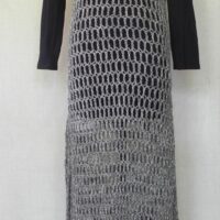 Robe-filet gris chiné fabriquée par Audrey Vary.