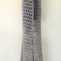 Robe-filet gris chiné vue de côté fabriquée par Audrey Vary.
