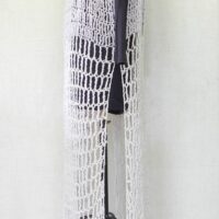 Robe-filet natuel vue de côté fabriquée par Audrey Vary.