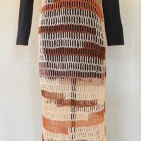 Robe-filet chair et terracotta marbré fabriquée par Audrey Vary.