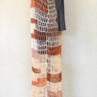 Robe-filet chair et terracotta marbré vue de côté fabriquée par Audrey Vary.