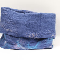 Photo d'un cache-cou feutré artisanal de couleur bleue, fabriqué à la main avec des nuances subtiles de fibres colorées. Doux, chaud, et idéal pour l'hiver.